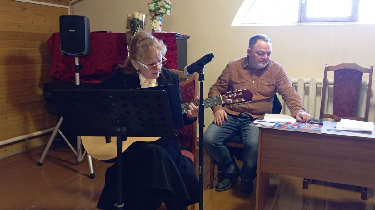 Татьяна Яблуновская поёт песню, Денис Васильев слушает