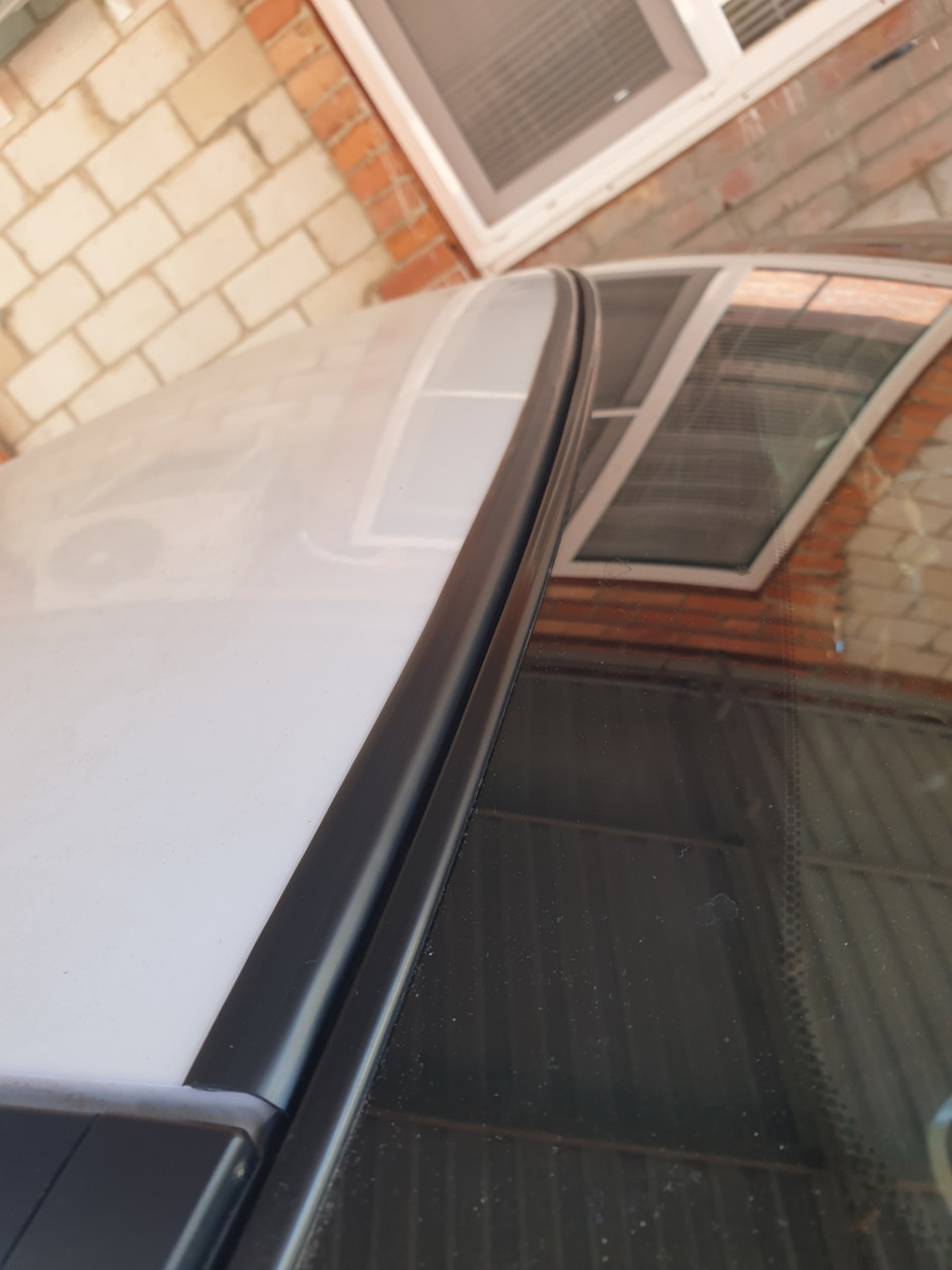 С молдингом.