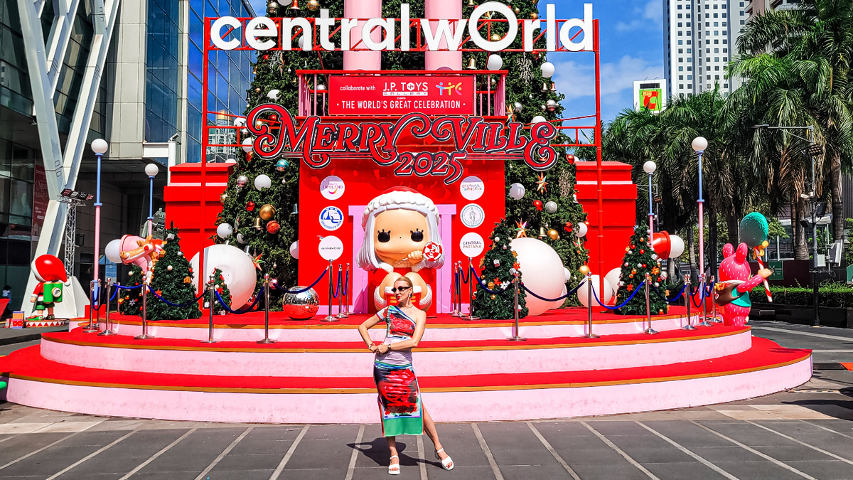 Вход в Central World Plaza на новый год был красиво украшен.