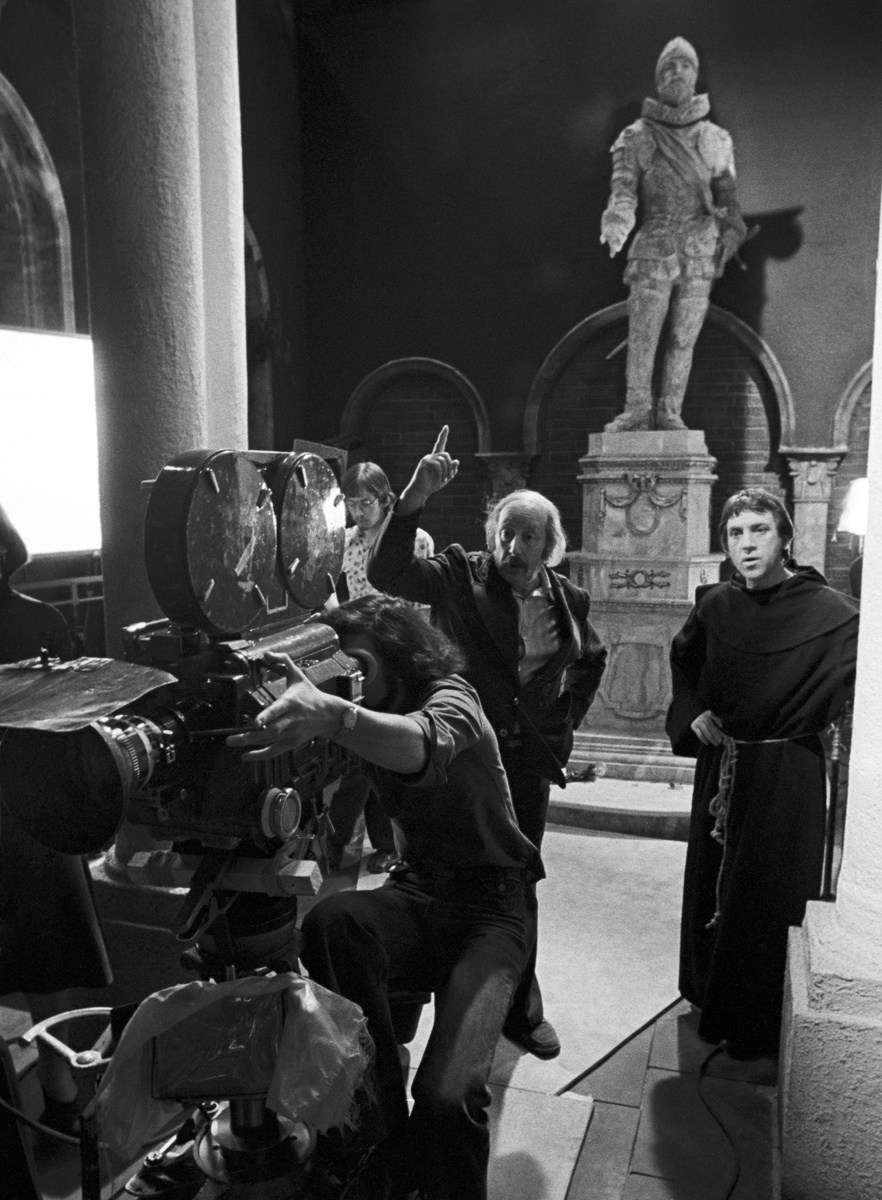    После школы Швейцер провалил экзамены в Московский институт философии, литературы и истории (ИФЛИ). Чтобы не терять времени даром, он поступил на режиссёрский факультет ВГИКа, в мастерскую Сергея Эйзенштейна. Там искусство кино изучали в связке с классической литературой / Legion-Media / Николай Малышев/ТАСС