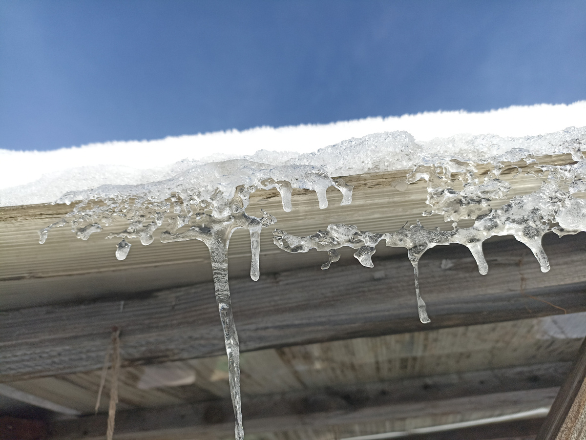 Капель , на даче сосульки