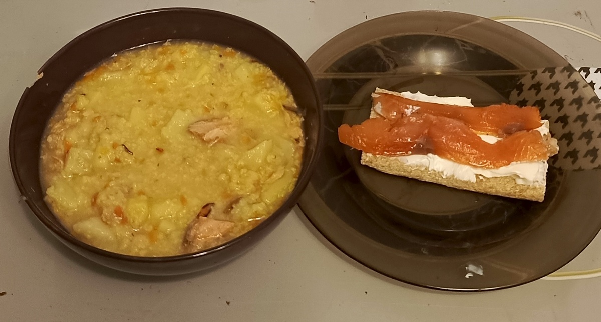 Мой обед, половина супа отдала курам. Попила чай с пастилой 