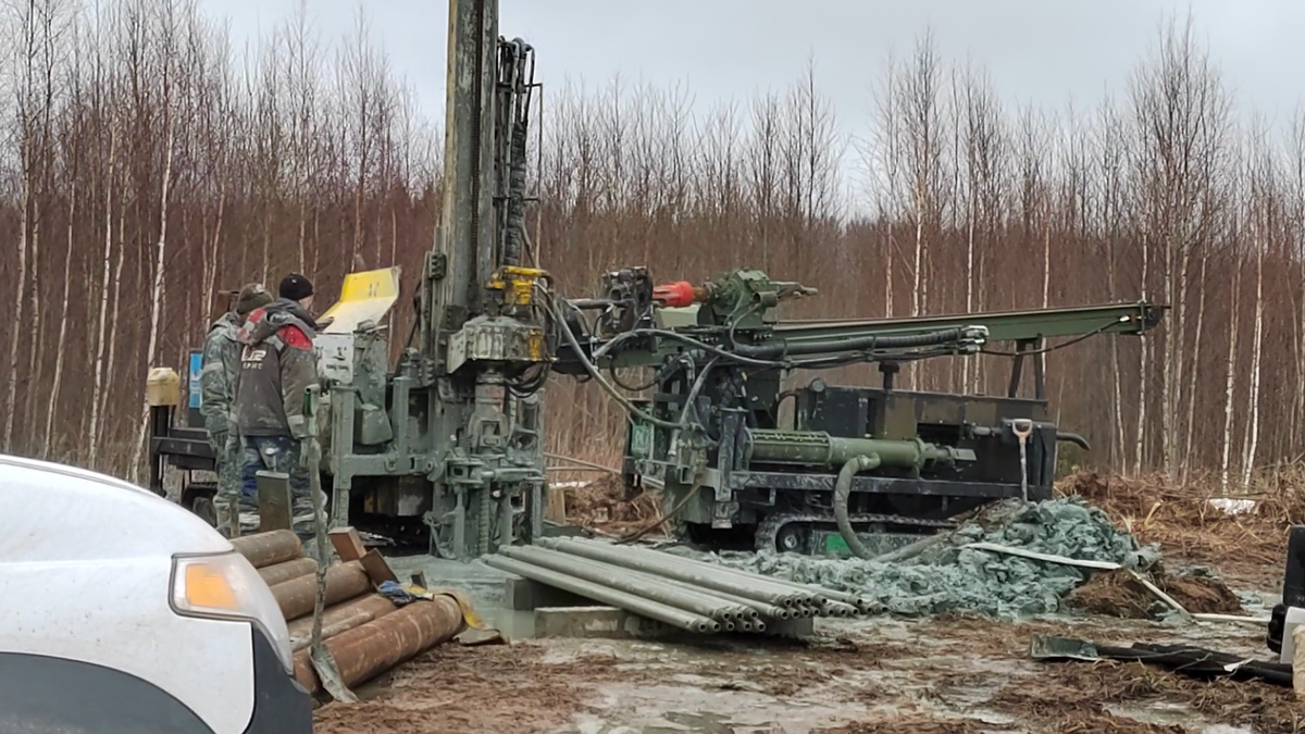 Инженерные изыскания. Бурение скважин на месте предполагаемого глиноземного завода. Фото - общественное движение "СТОП РУСАЛ".