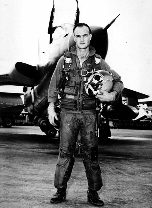 Франклин Ангел Карас на фоне F-105D, официальное фото