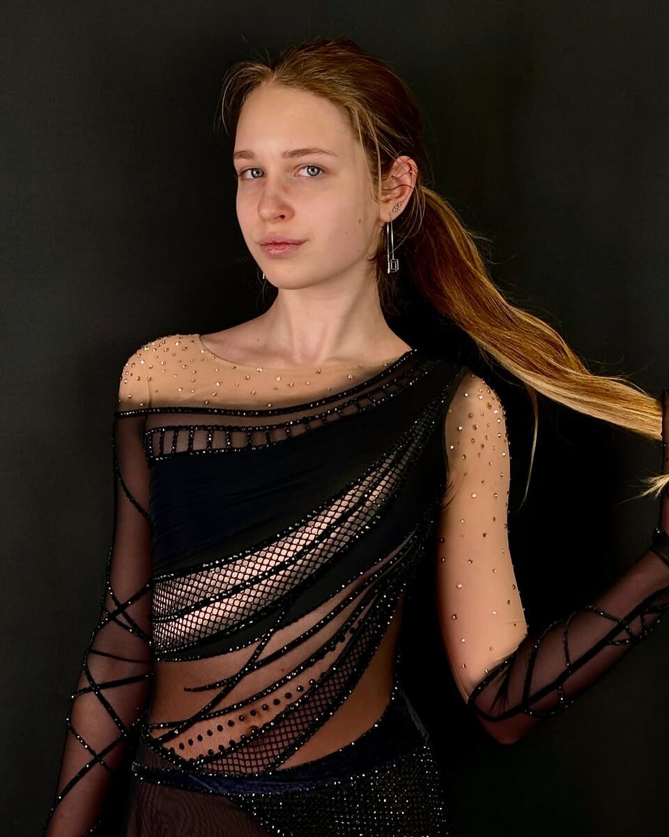 Примерка образа ,,Gloria regali’’ для фигурного катания для выступлений, пошитого в ателье для фигуристов Аксель на рост 162-168 сантиметров 