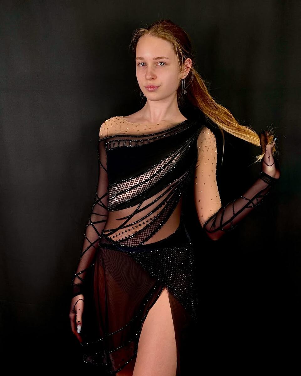 Примерка образа ,,Gloria regali’’ для фигурного катания для выступлений, пошитого в ателье для фигуристов Аксель на рост 162-168 сантиметров 