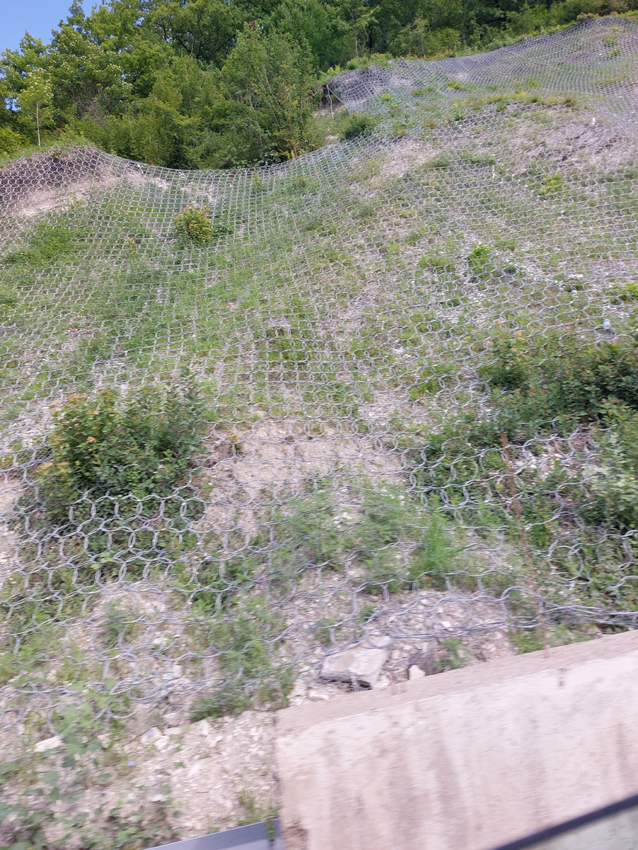 Край дороги защищён бетонными плитами