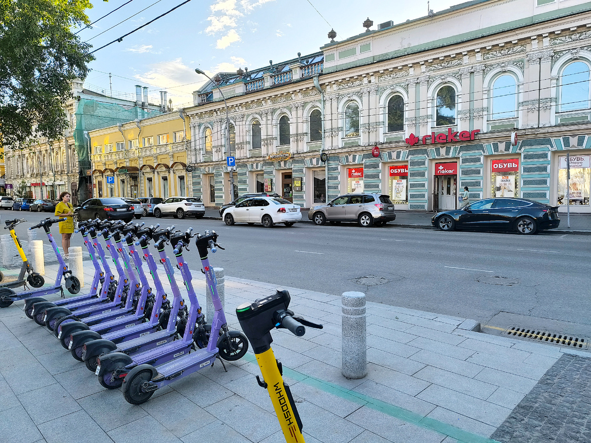 Электросамокаты и тут. Надо не терять бдительность! Не так страшны самокаты, как их водители... (© Анна, «Маяк энерджайзера»)