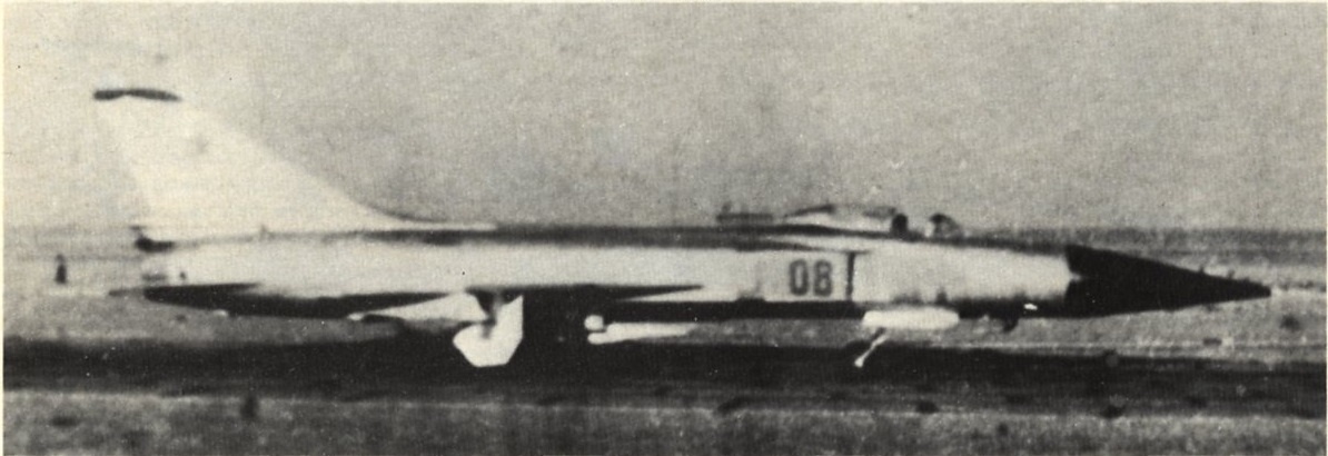 Su-15 VD (Flagon-E) был модернизированной версией всепогодного перехватчика КБ Сухого. Flagon-E начал поступать на вооружение авиации ПВО с конца 1973 года. По сути Flagon-E аналогичен Flagon-F, отличаясь от него коническим обтекателем антенны радара (вместо оживального)
