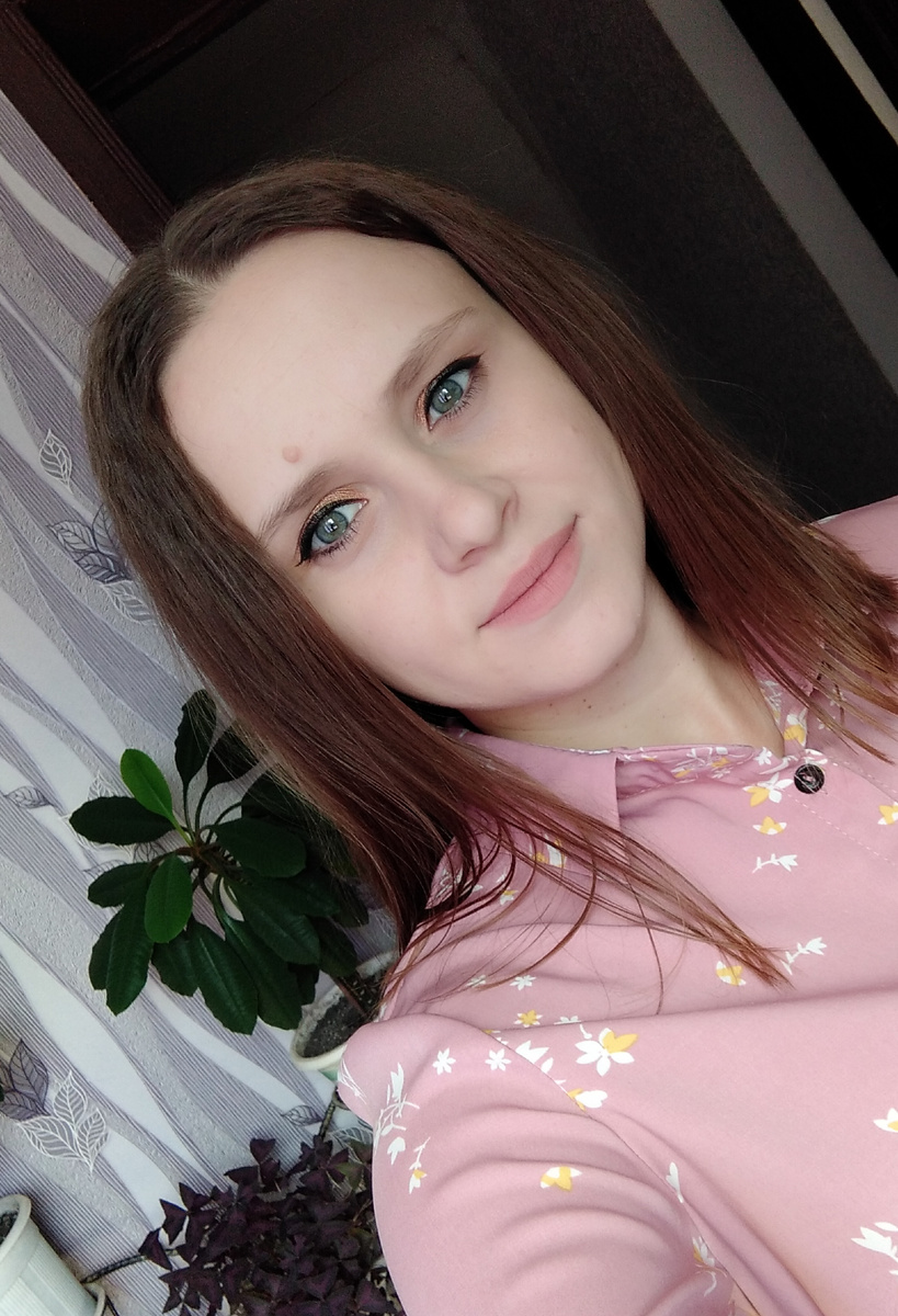 На этом фото, на заднем плане, мой молочай, которому около 5 лет, рядом с ним часть горшка от второго такого же растения ( это фото 2022 года). Этот сорт стреляет семенами, на роботе я взяла маленькую детку, росшую рядом с материнским растением.  Рос он еще 2 года, пока не вымахал в голую палку с макушкой на конце из нескольких рядов листьев. Весной 2024 года я его пересадила, причем посадила так, что корневая система была на самом дне горшка, и сантиметров 20 ствола в грунте и еще столько же на поверхности.  Поливала методом нижнего полива. (С годами старые листья у растения опадают, а после  отмирания и опадения на поверхности ствола остаются "рубцы", и ствол становится длиннее.) С конца  декабря 2024 года я  вынашивала мысль переукоренить макушку. Мне стало  казаться  это растение страшным, мне не нравился этот ствол, я хотела даже подсадить к нему какое-нибудь  плетущееся растение, чтобы оно оплело этот ствол, но подумав хорошо, приняла решение, что это плохая идея. А лучший  идеей мне показалось все таки переукореить макушку🫣😫сделала я это в начале января. Так я поступила с двумя своими молочаями.  Не зная я какая неведомая сила двигала мной. Месяц они стояли в воде, одно растение благополучно сгнило, втрое пустило корни. Хорошие корни нарастил второе растение  за 1 месяц. Я пересадила его  в грунт, поставила под освещение, и через несколько дней он "обнял горшок". Листья не опадали и я стала ждать...