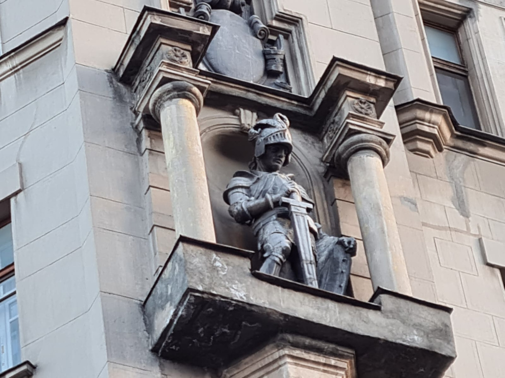 Рыцарь в нише дома на Арбате