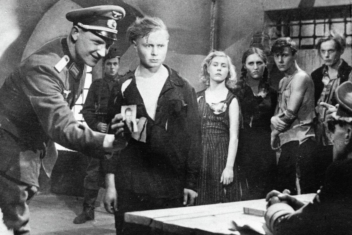 @РИА Новости
Кадр из фильма "Молодая гвардия". Режиссёр Сергей Герасимов. Эпизод допроса молодогвардейцев.