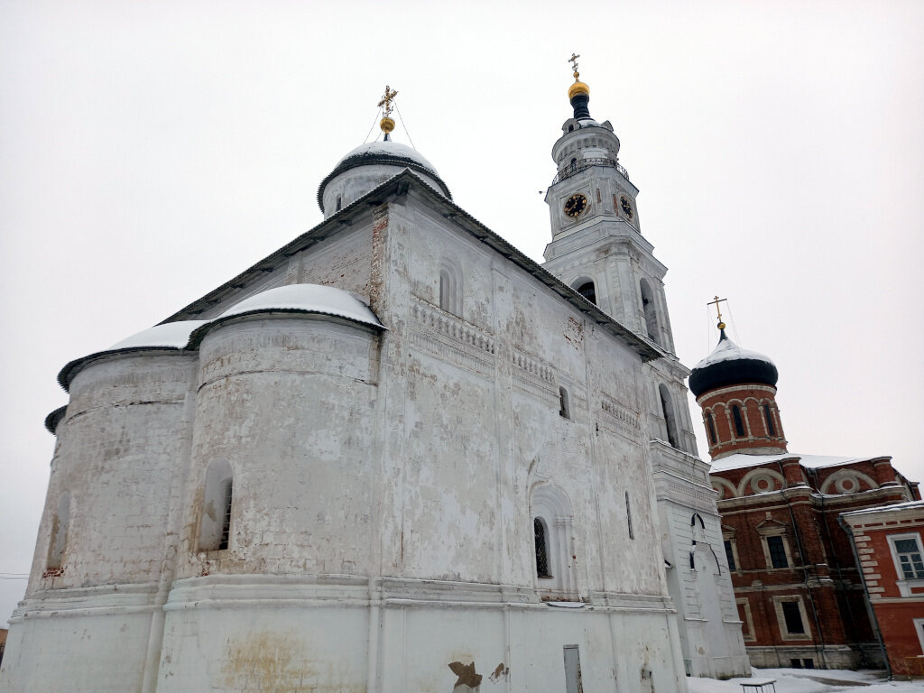 Центр архитектурного ансамбля - древний белокаменный собор Воскресения Христова, построенный около 1480 года.
