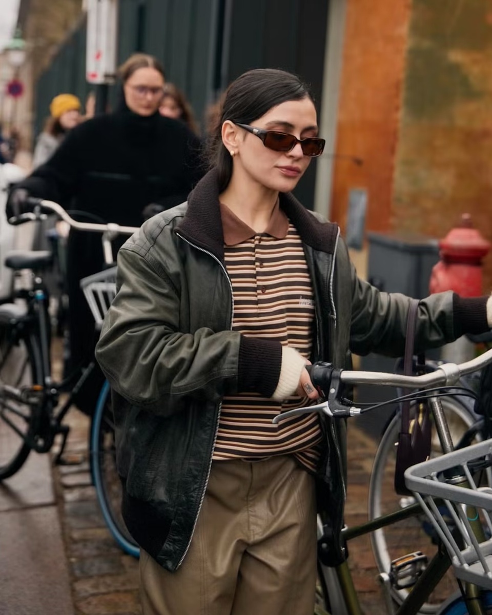 Одно из самых трендовых сочетаний – c полосатым поло