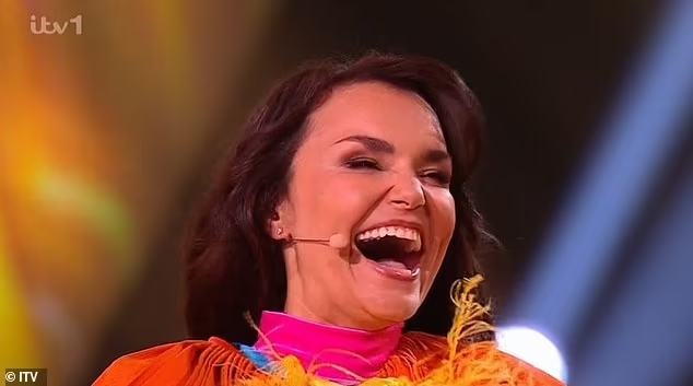 После того, как Грегори Портер и Марти Пеллоу были объявлены её соперниками в финале, выяснилось, что Фугу — это не кто иная, как Саманта Баркс