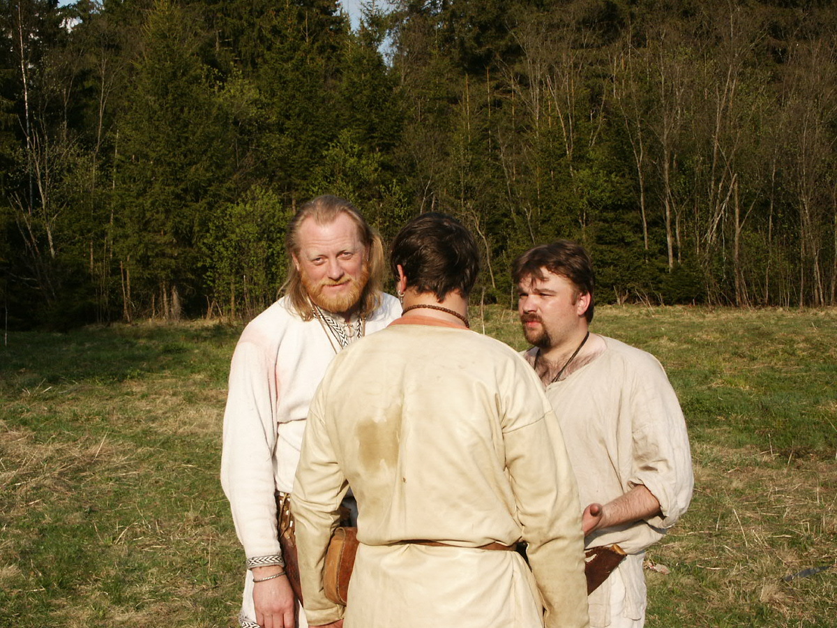 Эйнар смотрит на вас, Сигурд - на собеседника.