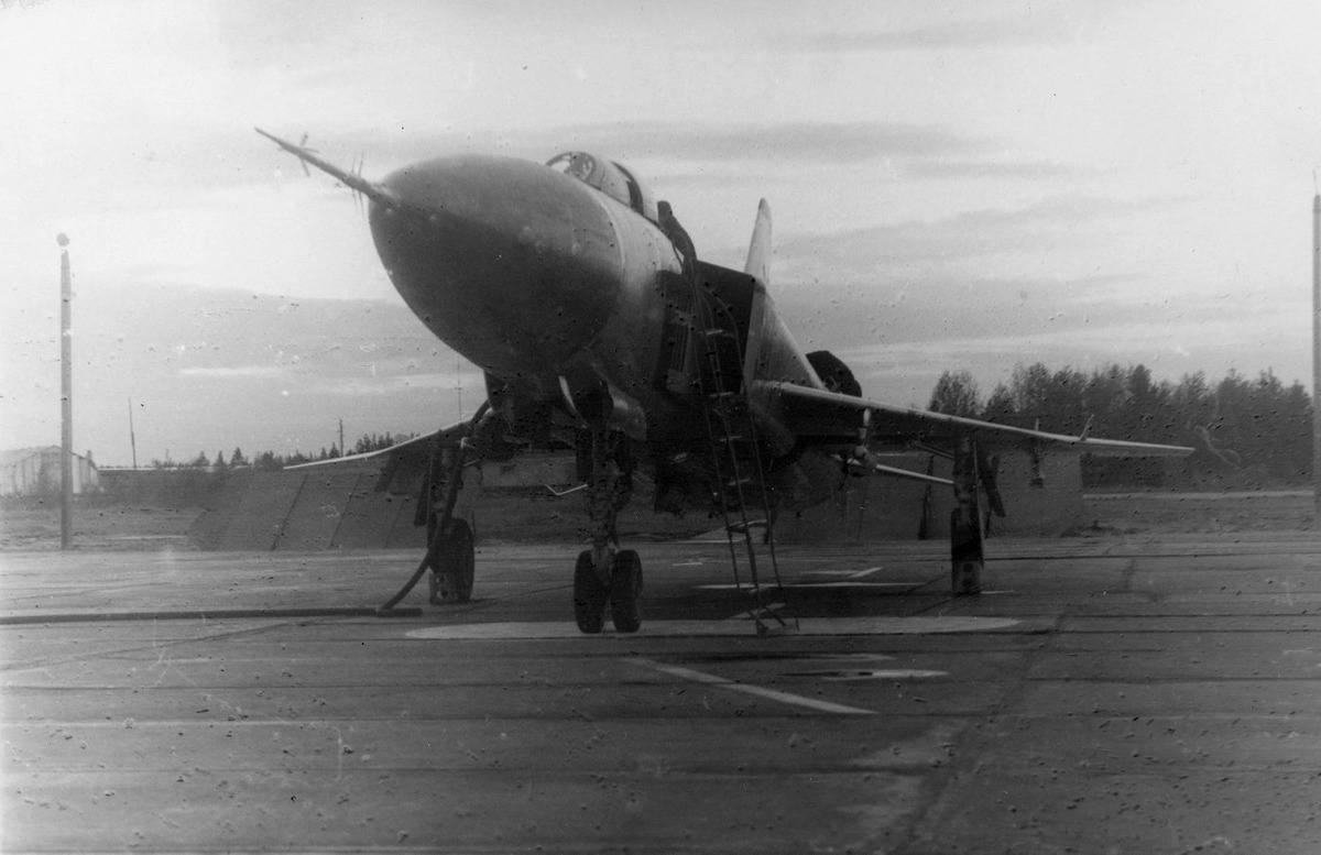 Су-15ТМ с подвешенной учебной ракетой перед вылетом на аэродоме Подужемье. Фото Ф.Смирнов