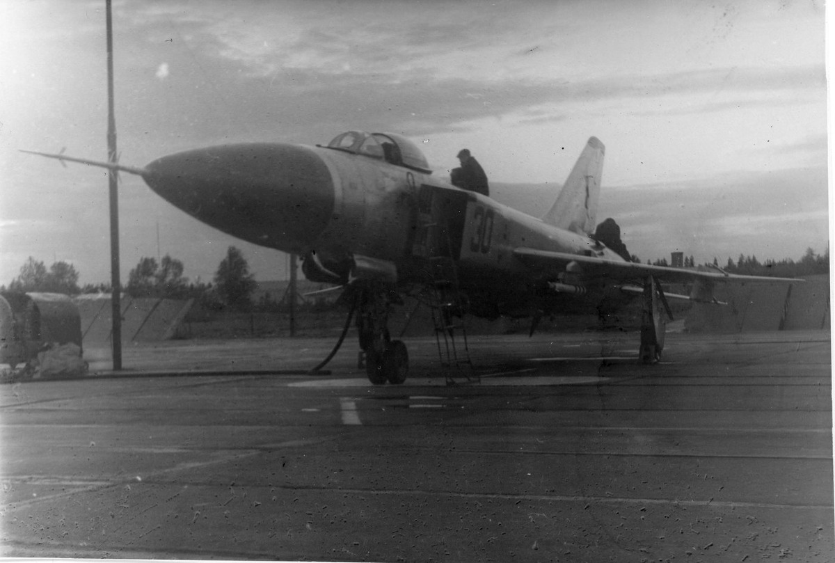 Су-15ТМ с бортовым номером 30 и подвешенной учебной ракетой готовят к вылету. Фото Ф.Смирнов.