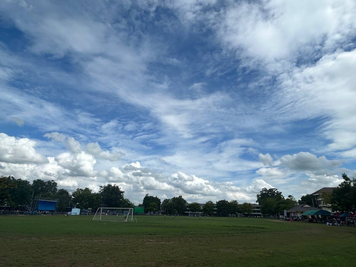 Стадион в тайской школе, где я и моя супруга раотали