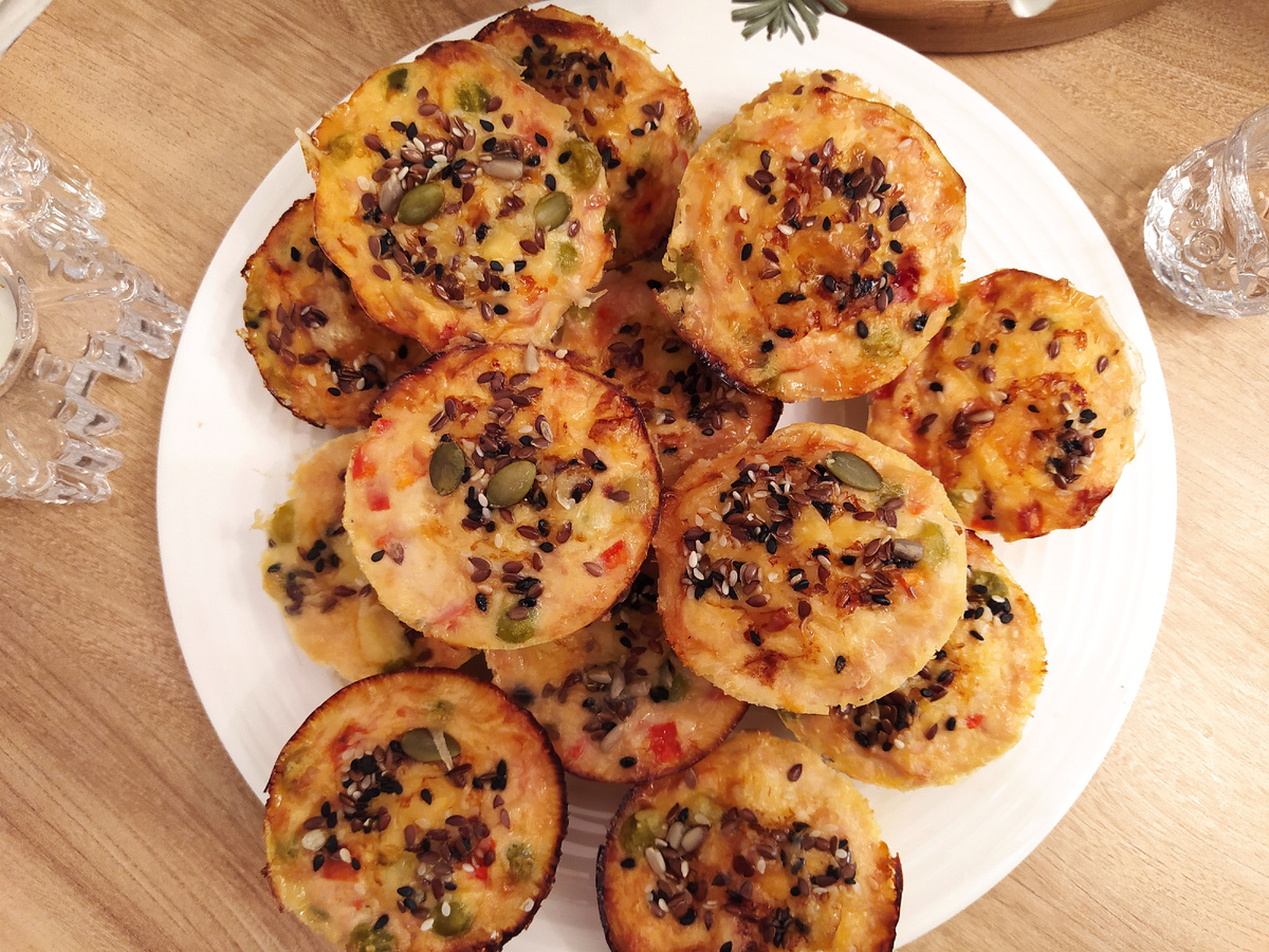 Немного передержала в духовке. Готовила поздно вечером и оставила на ночь в закрытой духовке. Оттого они такие "румяные". Обычно так сильно не запекаю.