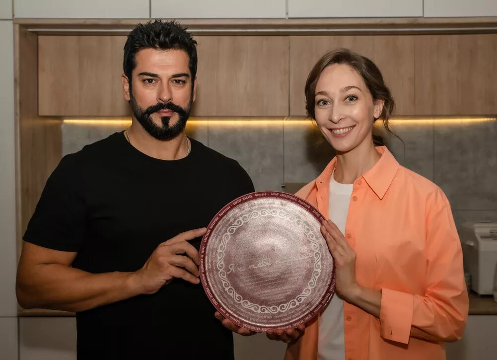    Юлия Калашникова о съемках с Бураком Озчивитом: "Общались каждый на своем родном языке"