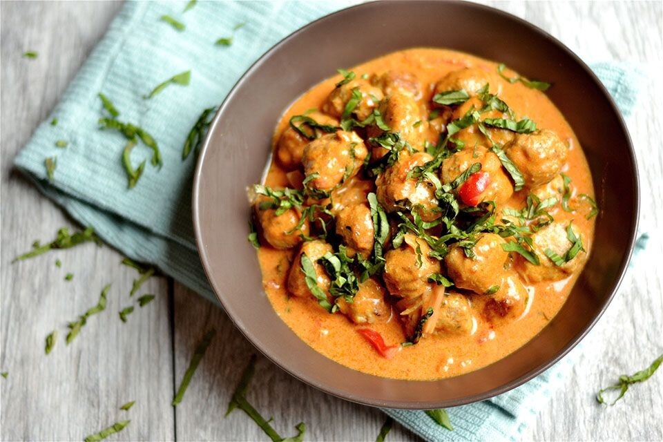 Фото материал взят из общего доступа      https://www.pinterest.com/pin/thai-coconut-curry-turkey-meatballs-wholesomelicious--37014028170993085/    Обратите внимание: Картинка является иллюстрацией и не обязательно отражает точный результат приготовления по этому рецепту. Внешний вид блюда может варьироваться в зависимости от индивидуальных особенностей и используемых ингредиентов.