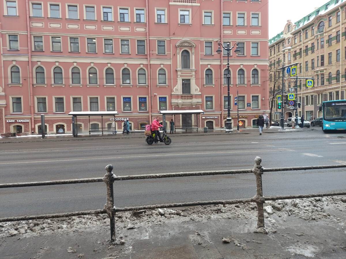 Ездим через две сплошные по встречному движению.