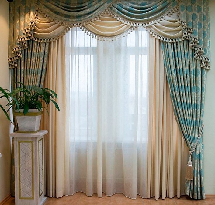 Фото взято с сайта https://kupi-karnizi.ru/o-shtorax/shtory-dlya-gostinnoj/krasivye-shtory-v-zal-ili-gostinuyu-portery-i-lambrekeny-foto/

