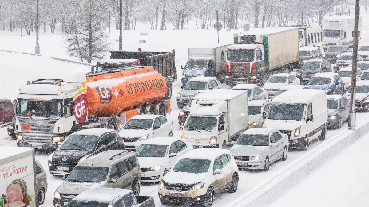    Пробка на МКАД зимой. Фото Nick N A / Shutterstock.com