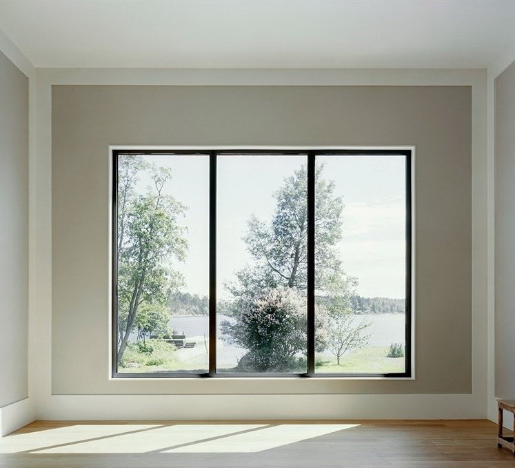 Фото взято с сайта https://mosdvery.ru/products/plastikovoye-okno-rehau-rb-trekhstvorchatoye-seroye