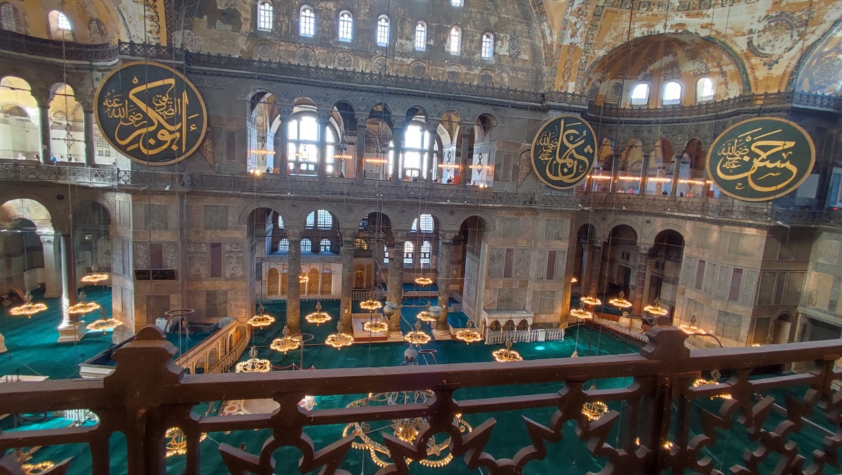 Собор Святой Софии в Стамбуле. Вид со второго этажа на первый (где проходят молитвы)