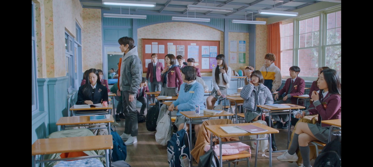 Кадр из дорамы. Со Джун решает не сдавать Су-Джин.