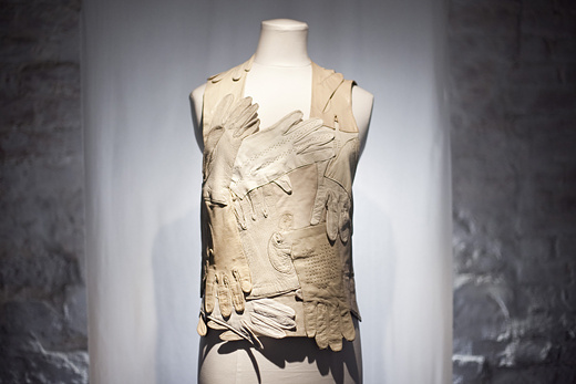 Топ из винтажных кожаных перчаток