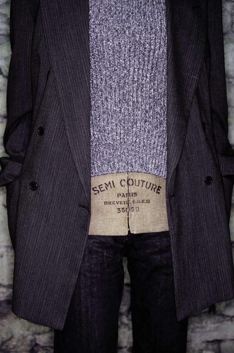 надпись "semi couture" в весенней коллекции Мартина Маржела 1997 года