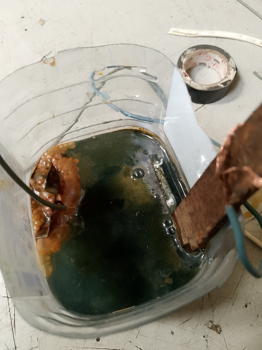 Электролиз ржавого железа в соде. Подключение с права минус 