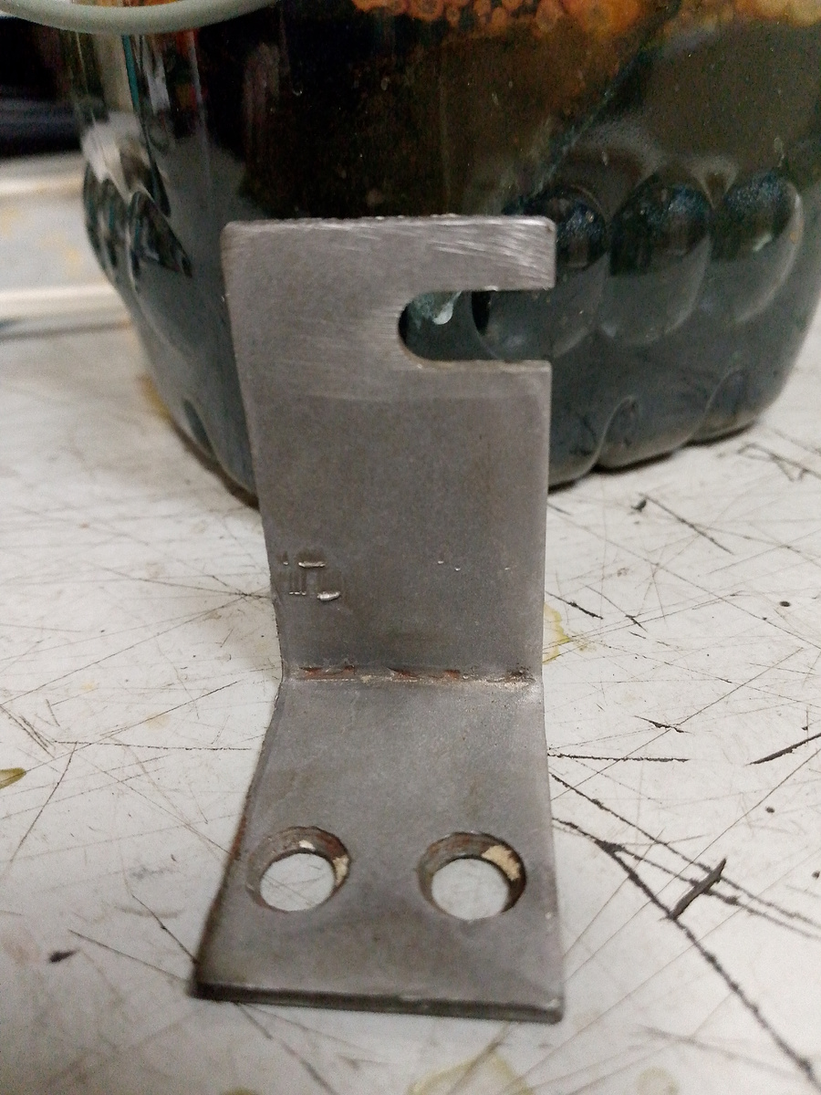 Уголок Обработанный лимонной кислотой по истечению 2х часов окислений по всей площади не наблюдается кроме участков где было плохо обработано электролизом.Верхняя часть уголка.