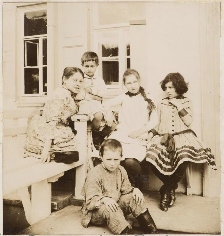 Фотография любительская. В.А.Репина с детьми на крыльце абрамцевского дома. 1880-1890-е годы. Музей-заповденик "Абрамцево"