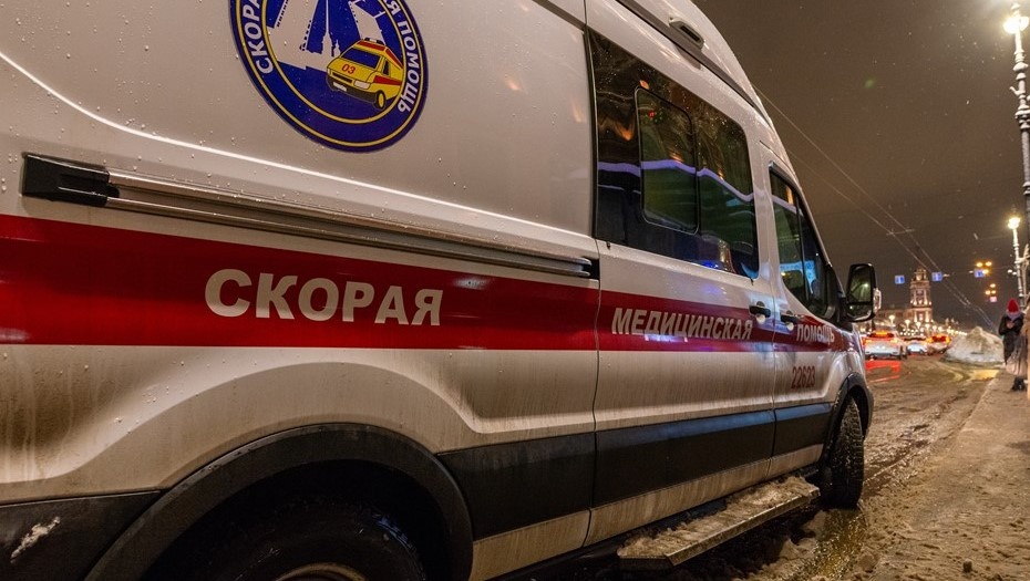    Автомобиль скорой помощи стоит на Невском проспекте в Петербурге, архивное фото для иллюстрации. Автор фото: Михаил Тихонов / "Деловой Петербург"