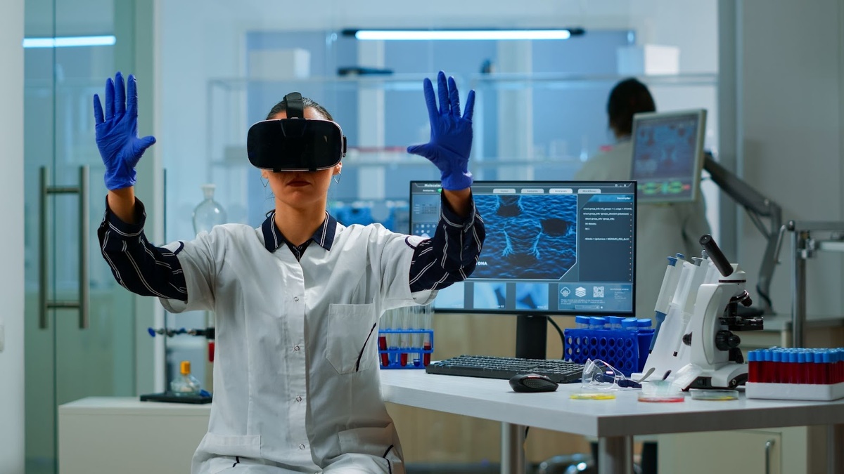 Источник изображения: <a href="https://ru.freepik.com/free-photo/professional-scientist-wearing-virtual-reality-glasses-using-medical-inovation-lab-team-researchers-working-with-equipment-device-future-medicine-healthcare-professional-vision-simulator_17762670.htm#fromView=search&page=1&position=34&uuid=48132f30-8fd5-40fc-96ff-45a75abee7b2&query=%D1%80%D0%BE%D0%B1%D0%BE%D1%82+%D0%B2+%D0%BC%D0%B5%D0%B4%D0%B8%D1%86%D0%B8%D0%BD%D0%B5">Изображение от DC Studio на Freepik</a>