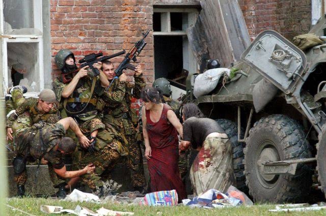 Полковника Бочарова выносят из здания школы