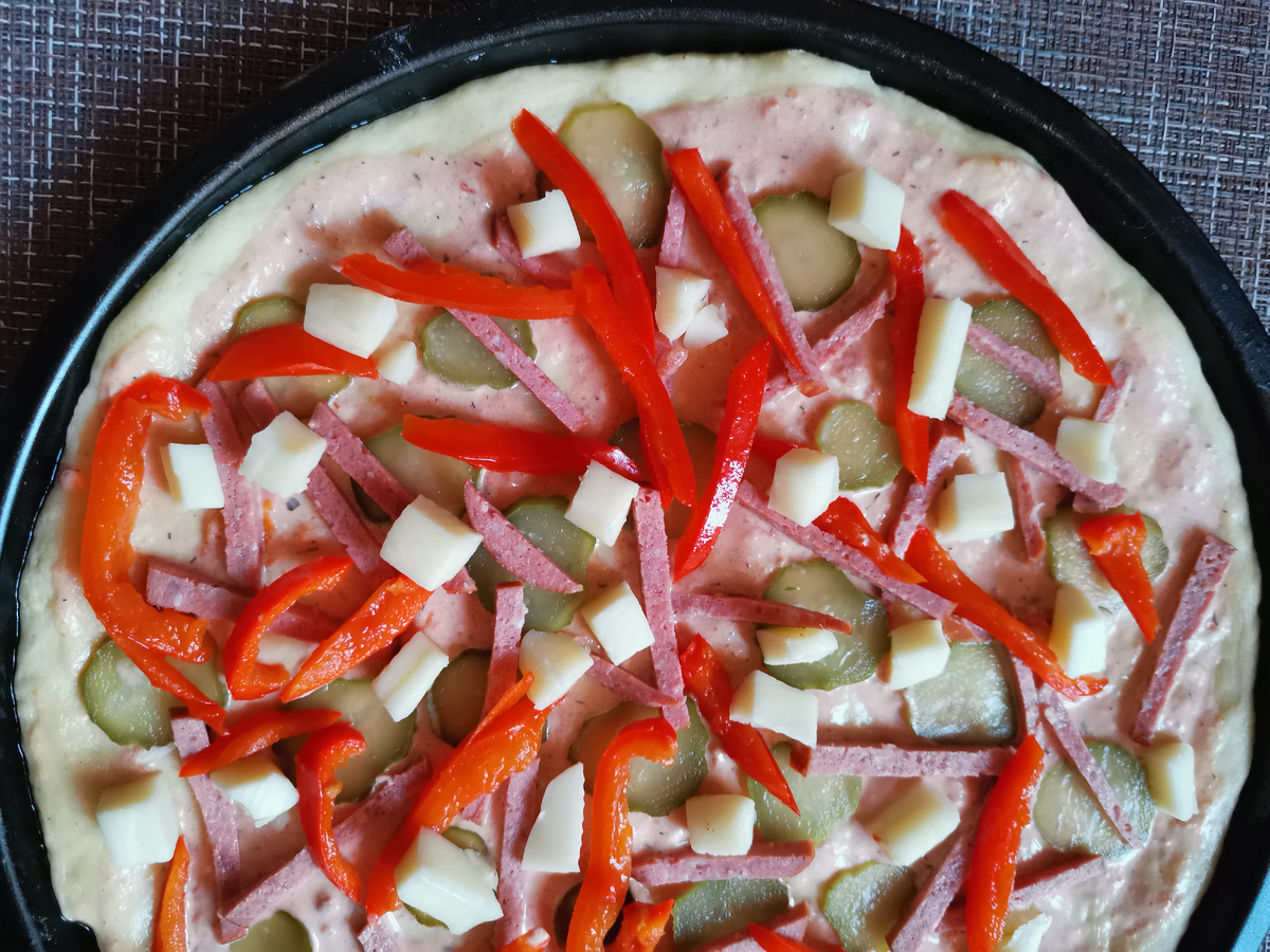 Для этой пиццы я использовала сырный соус. 