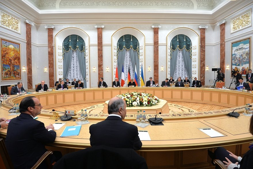    Главы государств за столом переговоров в расширенном формате. Минск, 2015 год. Фото: Kremlin.ru