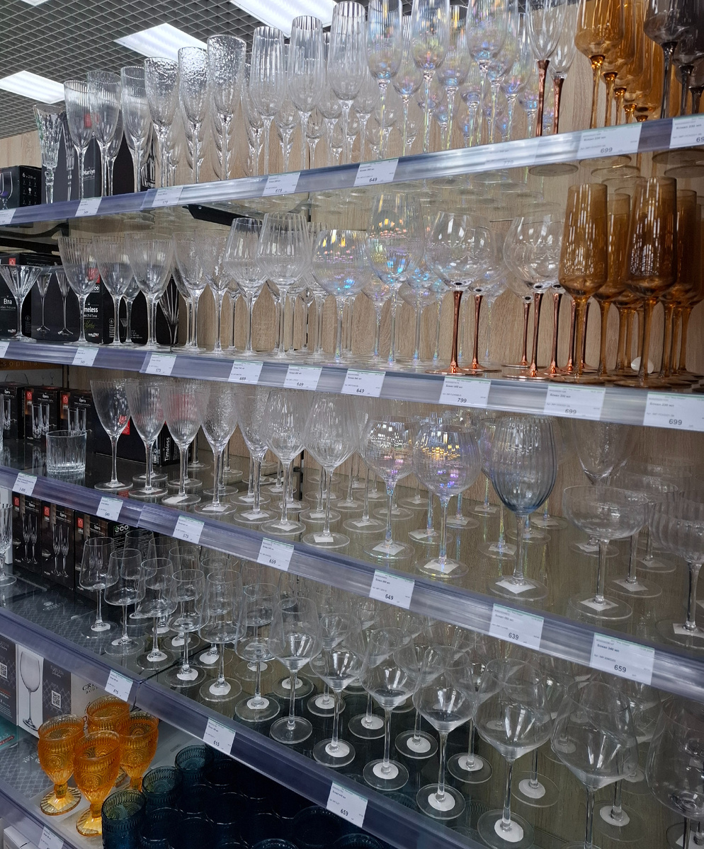 Множество фужеров.