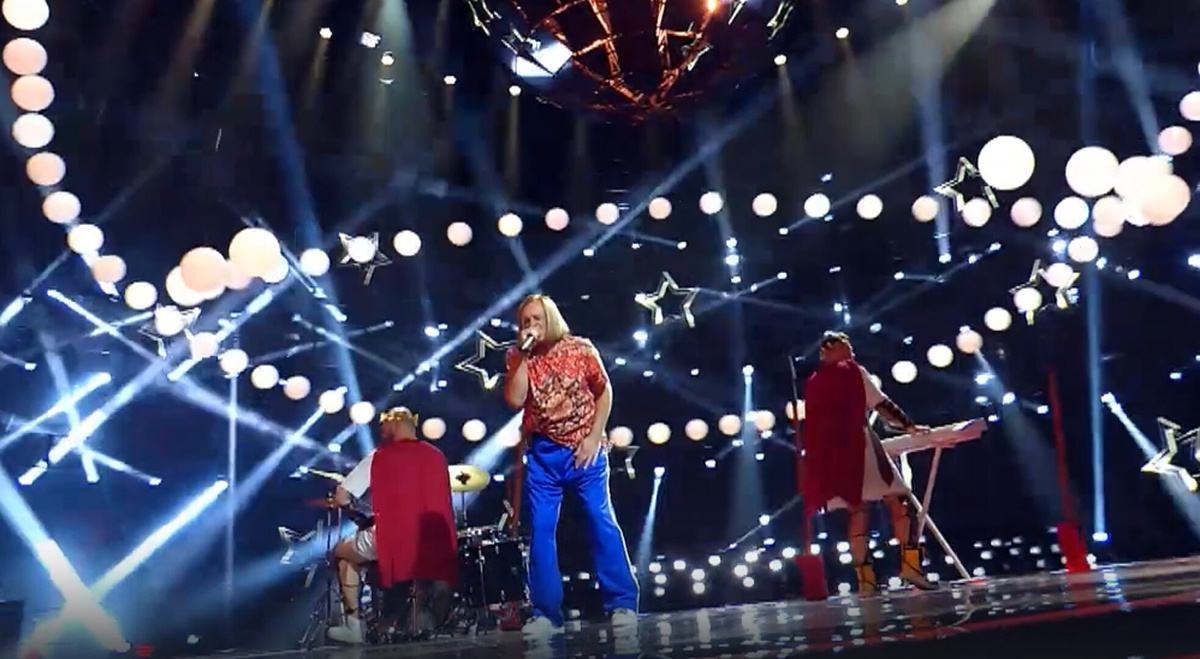 Сергей Челобанов на сцене проекта «Суперстар!». Фото: кадр программы