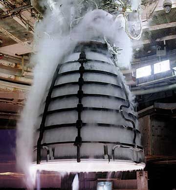 Двигатель RS-25, используемый на ракете SLS, использует жидкий водород, который охлаждает  двигатель.