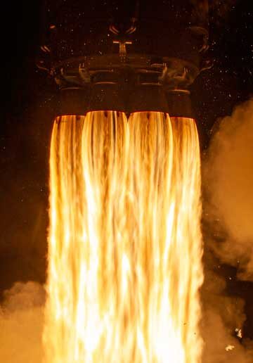 Все девять двигателей первой ступени ракеты Falcon-9 перед запуском охлаждаются жидким кислородом.