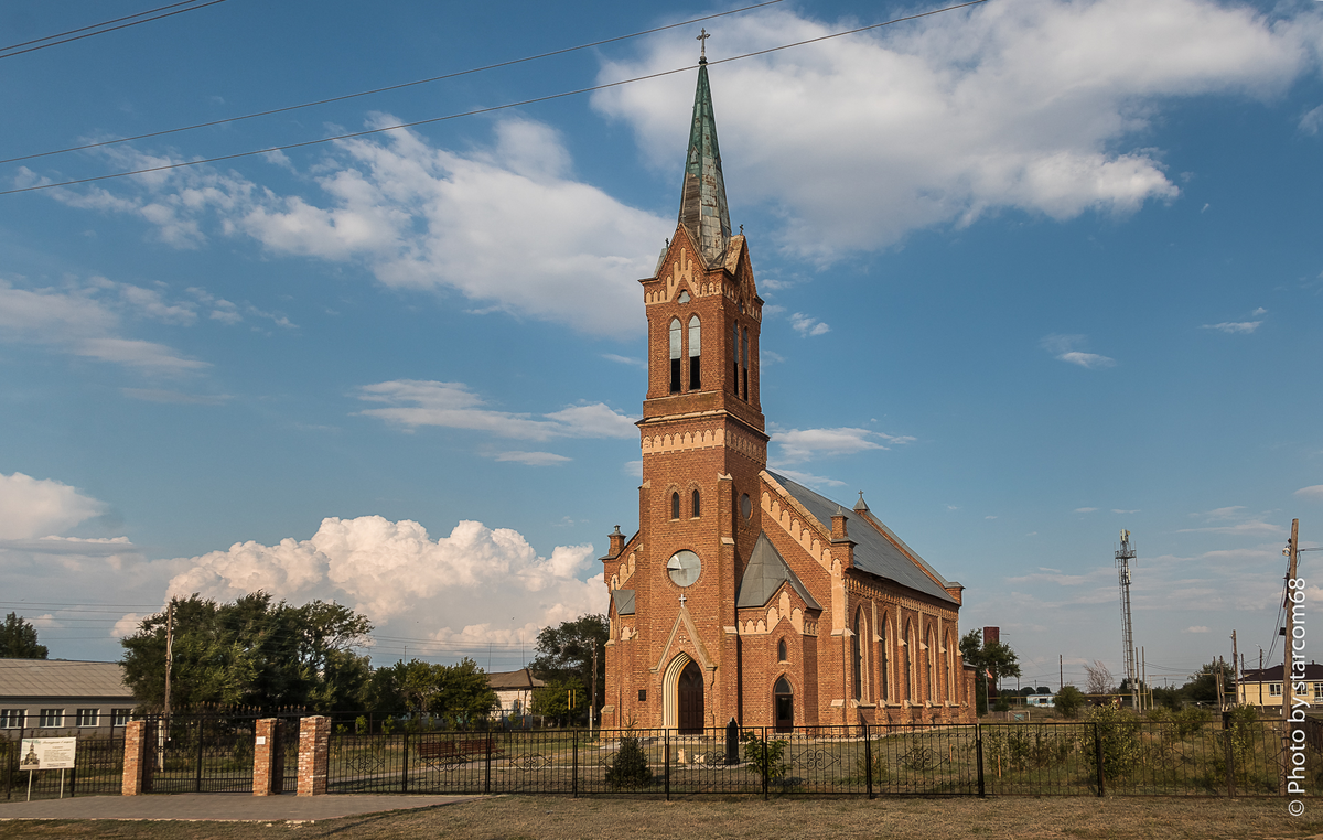 Лютеранская кирха 1898 года постройки в селе Верхний Еруслан (Гнадентау)