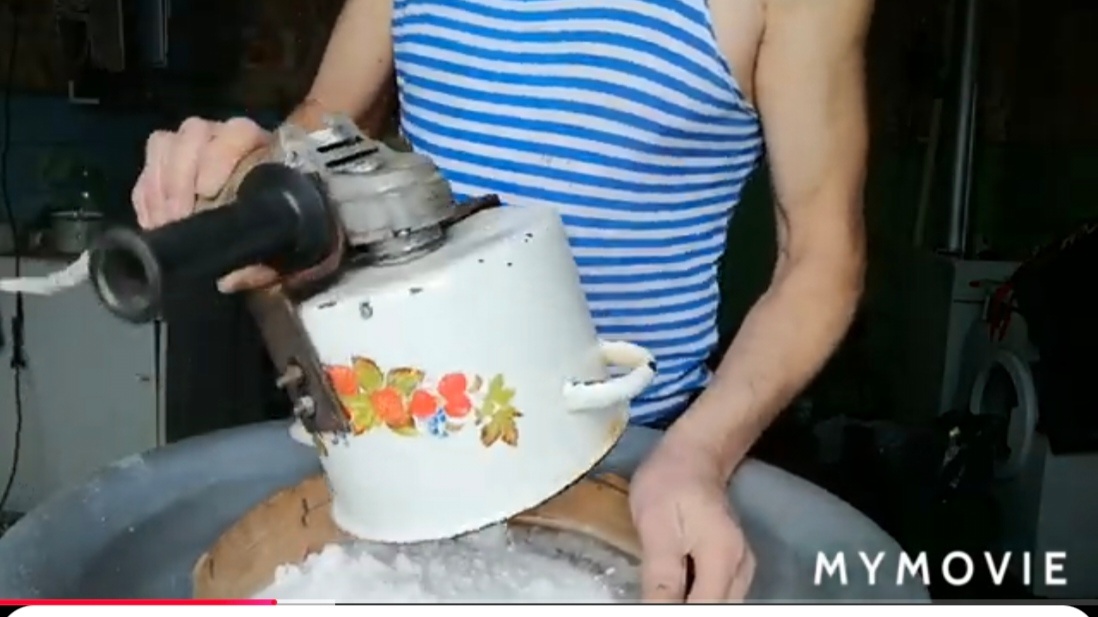 Высыпаю сахарную пудру в  сито. 