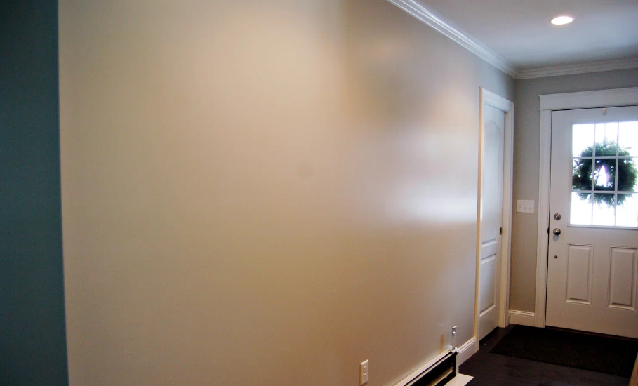 Полуматовая краска в прихожей