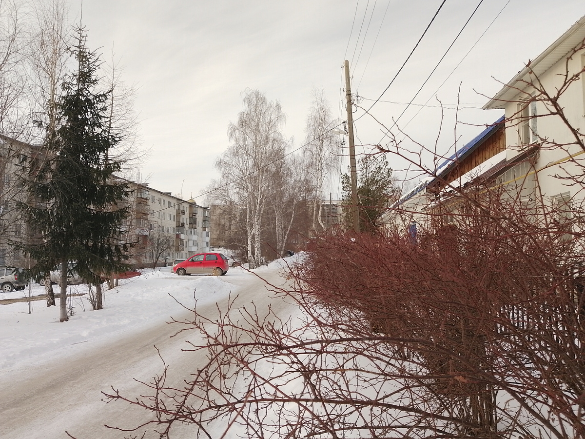 Вооон там за домом купол церкви уже видно